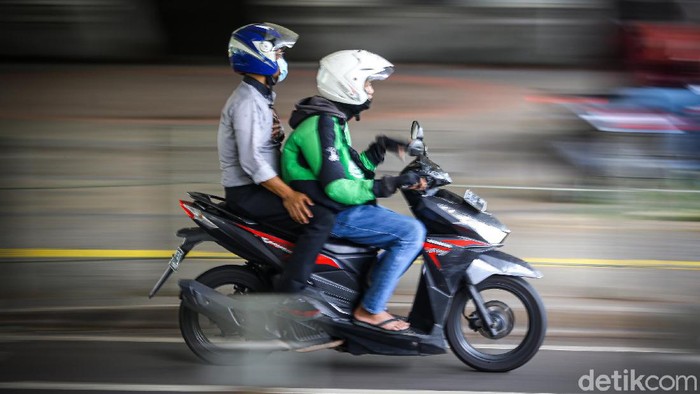 Asyik, Ojol Sudah Boleh Bawa Penumpang Pemprov DKI Jakarta mengizinkan ojek online kembali mengangkut penumpang. Meski demikian, para driver ojol mengaku masih sedikit waswas tertular Corona.