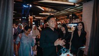 Paling kalem di antara keluarga A6, Azriel cukup dekat dengan semua anggota keluarganya. Ini posenya saat mendapatkan kejutan kue ulang tahun dari keluarganya. Foto: Instagram @azriel_hermansyah