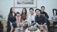 Bersama Aurel dan teman-temannya, ini pose keren Azriel saat makan dan nongkrong bareng beberapa kerabatnya. Foto: Instagram @azriel_hermansyah