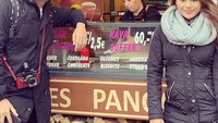 Liburan keluar negeri jadi momen kulineran yang seru dan tak terlupakan bagi Azriel dan Aurel. Ini gaya mereka saat jajan crepes. Foto: Instagram @azriel_hermansyah