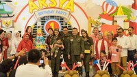 Rayakan ulang tahun sang adik Arsya dengan meriah, Azriel tampil kompak dengan keluarga A6 menggunakan pakaian serba hijau. Foto: Instagram @azriel_hermansyah