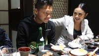 Nah kalau yang ini potret kedekatan Azriel saat makan bareng Krisdayanti di salah satu restoran Jepang. Foto: Instagram @azriel_hermansyah