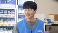 Saat ini Ji Chang Wook dan Kim Yoo Jung membintangi drama Korea berjudul Backstreet Rookie yang menuai kontroversi.  Foto: Backstreet Rookie (dok. SBS)