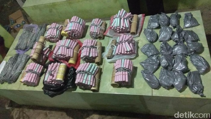 Polisi menggerebek rumah di Desa Gerongan, Kecamatan Maron, Kabupaten Probolinggo. Rumah tersebut menyimpan bahan peledak untuk membuat petasan.