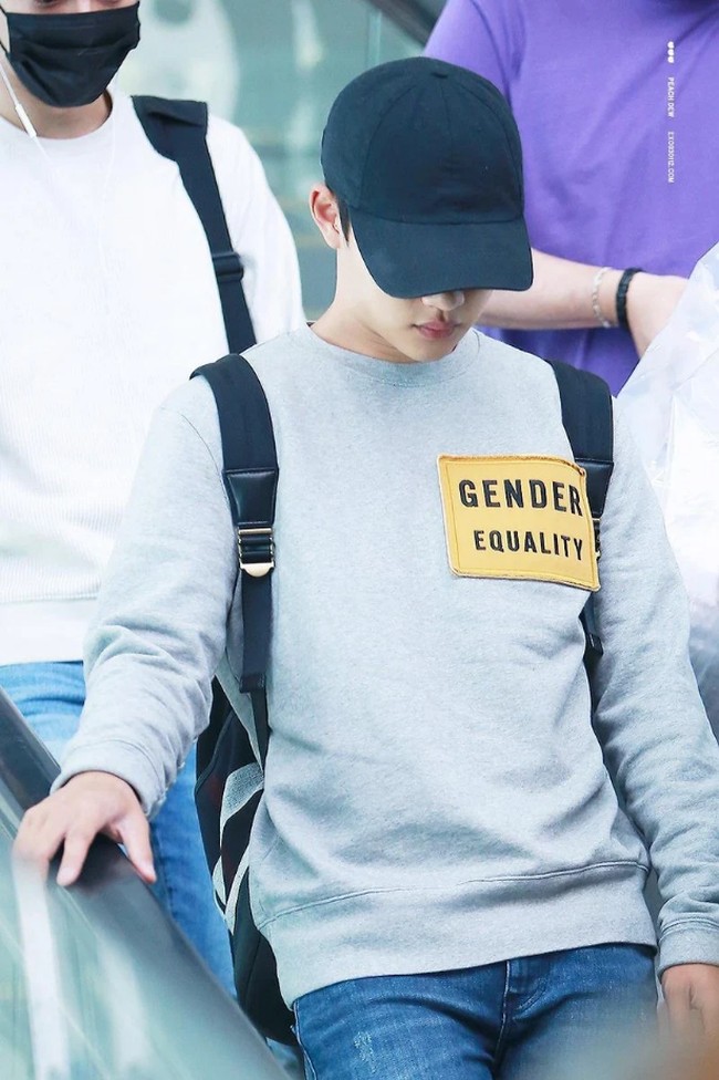 Melalui atasan yang dikenakannya D.O EXO juga menunjukkan dukungan terhadap kesetaraan gender.  Tanpa banyak bicara, idol yang juga aktor tersebut memberikan perhatian pada isu sosial melalui sweater bertuliskan gender equality yang simpel tapi menohok. Foto: dok.Fansite