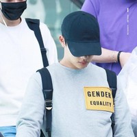 Melalui atasan yang dikenakannya D.O EXO juga menunjukkan dukungan terhadap kesetaraan gender.  Tanpa banyak bicara, idol yang juga aktor tersebut memberikan perhatian pada isu sosial melalui sweater bertuliskan gender equality yang simpel tapi menohok. Foto: dok.Fansite