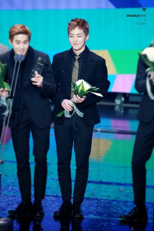 Menunjukkan dukungan kepada para wanita melalui busana juga dilakukan oleh Xiumin EXO. Kali ini dalam sebuah ajang penghargaan di mana pemilik nama asli Kim Minseok tersebut memakai dasi dengan tulisan Woman Power. Foto: dok.Fansite