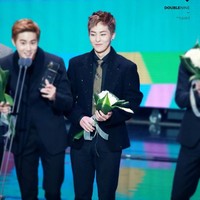 Menunjukkan dukungan kepada para wanita melalui busana juga dilakukan oleh Xiumin EXO. Kali ini dalam sebuah ajang penghargaan di mana pemilik nama asli Kim Minseok tersebut memakai dasi dengan tulisan Woman Power. Foto: dok.Fansite