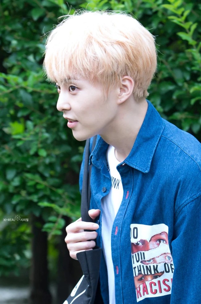 Dalam kesempatan lain, Xiumin EXO kedapatan mengenakan baju lain yang juga seolah menunjukkan dukungannya pada isu sosial. Pada foto ini, idol yang juga pernah bermain film itu memakai jaket anti rasisme. Foto: dok.Fansite