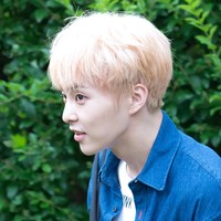 Dalam kesempatan lain, Xiumin EXO kedapatan mengenakan baju lain yang juga seolah menunjukkan dukungannya pada isu sosial. Pada foto ini, idol yang juga pernah bermain film itu memakai jaket anti rasisme. Foto: dok.Fansite