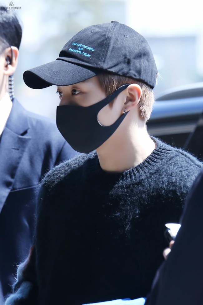 Xiumin EXO juga pernah jadi perbincangan ketika pakai topi serupa dari brand Marymond. Berbeda dengan Chen, topi Xiumin bertuliskan you are precious and beautiful today. Marymond memang brand yang menjual barang-barang untuk mendukung comfort woman. Foto: dok.Fansite