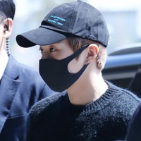 Xiumin EXO juga pernah jadi perbincangan ketika pakai topi serupa dari brand Marymond. Berbeda dengan Chen, topi Xiumin bertuliskan you are precious and beautiful today. Marymond memang brand yang menjual barang-barang untuk mendukung comfort woman. Foto: dok.Fansite