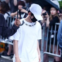 Anti rasisme menjadi masalah yang hangat dibicarakan dan ramai dikampanyekan beberapa waktu ini. Para personel EXO pun sering mengenakan baju yang menampilkan bahwa mereka kontra terhadap tindakan rasisme, termasuk Baekhyun EXO. Dalam foto ini, pelantun Candy itu mengenakan baju dengan tulisan do you think of racism serupa yang dipakai Xiumin.  Foto: dok.Fansite