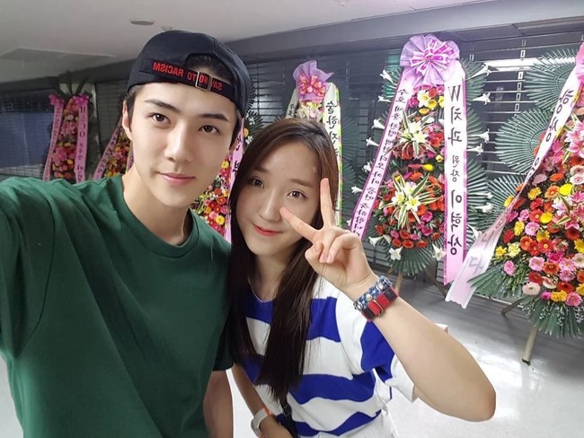 Sehun EXO pun ikut memberikan dukungan pada kampanye anti rasisme dengan topi yang dipakainya berikut. Ia sengaja memperlihatkan tulisan Say No To Racism di bagian belakang topi untuk menunjukkannya.  Foto: Twitter