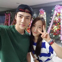 Sehun EXO pun ikut memberikan dukungan pada kampanye anti rasisme dengan topi yang dipakainya berikut. Ia sengaja memperlihatkan tulisan Say No To Racism di bagian belakang topi untuk menunjukkannya.  Foto: Twitter