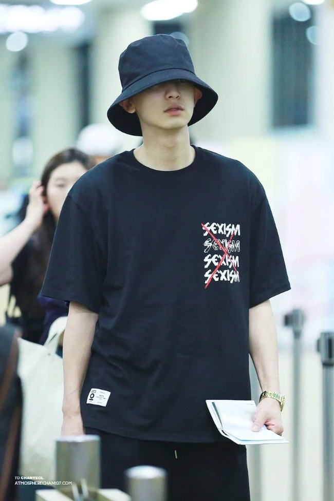 Gaya berbusana para idol Korea memang selalu jadi perhatian fans. Terlebih saat mereka pakai sesuatu yang unik, termasuk item-item fashion yang mengampanyekan isu-isu sosial. Melalui busana ini, Chanyeol EXO pun menunjukkan dirinya anti dengan seksisme.  Foto: dok.Fansite