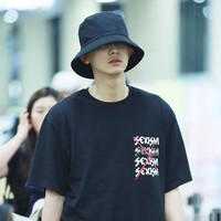 Gaya berbusana para idol Korea memang selalu jadi perhatian fans. Terlebih saat mereka pakai sesuatu yang unik, termasuk item-item fashion yang mengampanyekan isu-isu sosial. Melalui busana ini, Chanyeol EXO pun menunjukkan dirinya anti dengan seksisme.  Foto: dok.Fansite