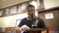 Larangan penyajian makanan secara prasmanan tetap menerapkan protokol kesehatan. Grandyos Zafna/detikcom.