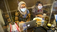 Sekat plastik juga dipasang pada meja pengunjung. Grandyos Zafna/detikcom.