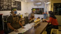 Tangerang Selatan pun melakukan hal yang sama. Beberapa kafe menerapkan protokol kesehatan yang ketat. ANTARA FOTO/Fauzan.