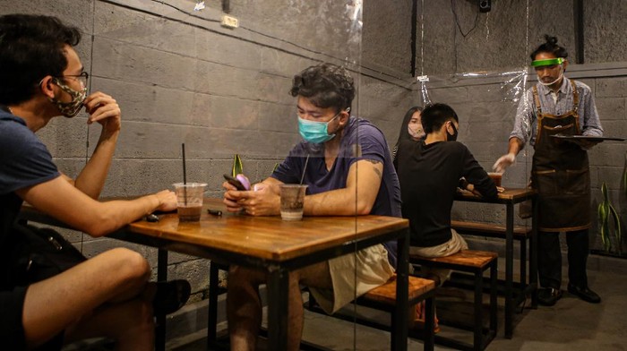 Begini Praktik New Normal di Kafe dan Restoran Penerapan tatanan kehidupan new normal terus diterapkan demi mengunci penyebaran virus Corona. Salah satu praktinya yakni di kafe dan restoran.