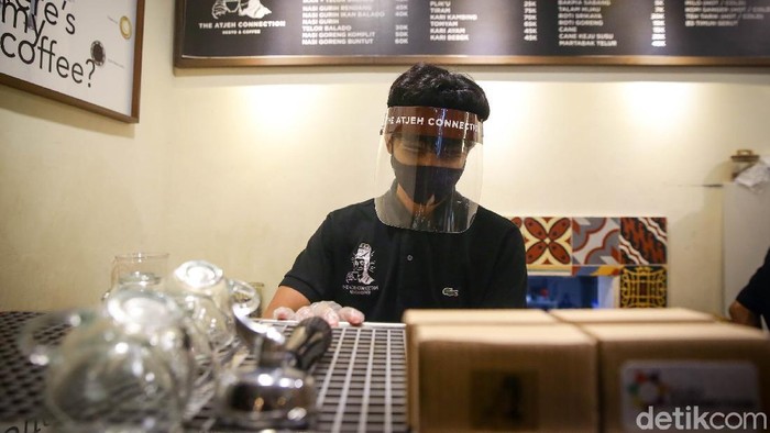 Begini Praktik New Normal di Kafe dan Restoran Penerapan tatanan kehidupan new normal terus diterapkan demi mengunci penyebaran virus Corona. Salah satu praktinya yakni di kafe dan restoran.