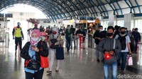 Penumpang tampak keluar dari stasiun.