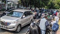 Akibatnya lalu lintas di depan Stasiun Palmerah tampak tersendat.