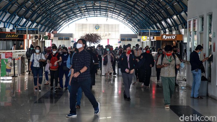 Begini Suasana di Stasiun Palmerah Suasana Stasiun Palmerah, Jakarta Pusat, Senin (8/6/2020) terpantau ramai. Namun tidak terjadi penumpukan penumpang.