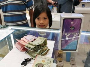 Kisah Sedih Anak SD Beli HP dari Hasil Bongkar Celengan Demi Sekolah Online