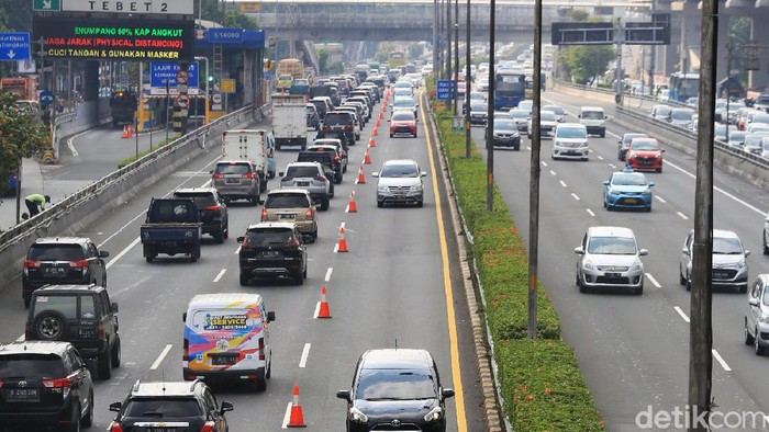 Kemacetan kembali terjadi di Jakarta di saat PSBB transisi. Polda Metro Jaya menerapkan rekayasa contraflow Tol Dalam Kota dari arah Halim ke Semanggi.
