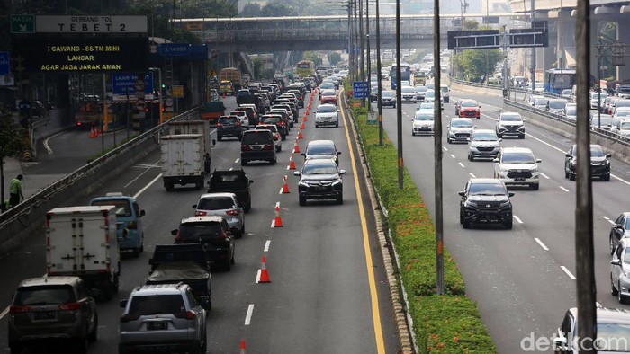 Kemacetan kembali terjadi di Jakarta di saat PSBB transisi. Polda Metro Jaya menerapkan rekayasa contraflow Tol Dalam Kota dari arah Halim ke Semanggi.