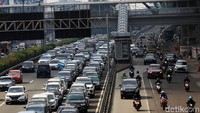 Pagi tadi, Tol Dalam Kota terpantau padat merayap.