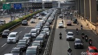 Kendaraan mengular panjang jelang pintu keluar tol.
