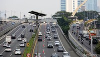 Contraflow diterapkan di Tol Dalam Kota dari arah Halim ke Semanggi, Senin (8/6).