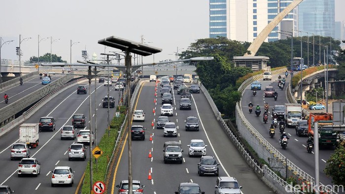 Kemacetan kembali terjadi di Jakarta di saat PSBB transisi. Polda Metro Jaya menerapkan rekayasa contraflow Tol Dalam Kota dari arah Halim ke Semanggi.