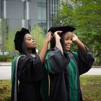 Di usia 22 tahun, Cynthia mendapati dirinya hamil dan membutuhkan penghasilan tambahan, sehingga dia bekerja sebagai asisten perawat. Cynthia terus meniti kariernya hingga menjadi praktisi perawat, namun dia tidak pernah melupakan mimpinya untuk menjadi seorang dokter. Foto: Instagram/@doctor.504