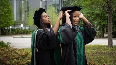 Inspiratif! Wanita Ini Kuliah Kedokteran di Usia 43, Lulus Bareng Anaknya