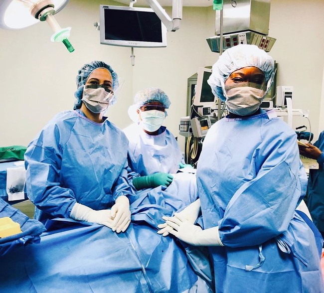 Dua tahun setelah ibunya masuk ke sekolah kedokteran, pada 2015 Jasmine mengikuti jejak sang ibu untuk berkuliah di bidang kedokteran setelah dirinya sempat mengenyam pendidikan di Lousiana State University di New Orleans. Cynthia mengaku jadi merasa lebih dekat dengan sang anak semenjak mereka berkuliah di tempat dan jurusan yang sama. Foto: Instagram/@doctor.504