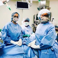 Dua tahun setelah ibunya masuk ke sekolah kedokteran, pada 2015 Jasmine mengikuti jejak sang ibu untuk berkuliah di bidang kedokteran setelah dirinya sempat mengenyam pendidikan di Lousiana State University di New Orleans. Cynthia mengaku jadi merasa lebih dekat dengan sang anak semenjak mereka berkuliah di tempat dan jurusan yang sama. Foto: Instagram/@doctor.504