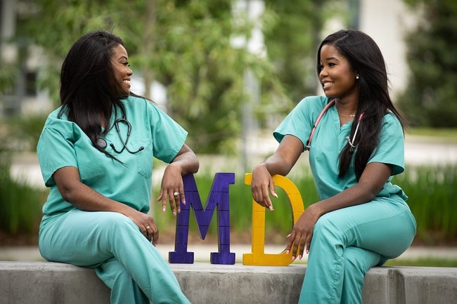 Menurut Universitas Kedokteran dan Ilmu Kesehatan di Karibia, Dr. Cynthia Kudji Sylvester dan Dr. Jasmine Kudji adalah pasangan ibu dan anak perempuan pertama yang berkuliah dengan mengambil jurusan yang sama. Sama-sama lulus dari University of Medicine and Health Sciences, Karibia, keduanya kemudian memulai karier medis mereka pada 1 Juli di LSU Health, Louisiana, Amerika Serikat. Foto: Instagram/@doctor.504