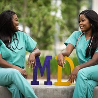 Menurut Universitas Kedokteran dan Ilmu Kesehatan di Karibia, Dr. Cynthia Kudji Sylvester dan Dr. Jasmine Kudji adalah pasangan ibu dan anak perempuan pertama yang berkuliah dengan mengambil jurusan yang sama. Sama-sama lulus dari University of Medicine and Health Sciences, Karibia, keduanya kemudian memulai karier medis mereka pada 1 Juli di LSU Health, Louisiana, Amerika Serikat. Foto: Instagram/@doctor.504