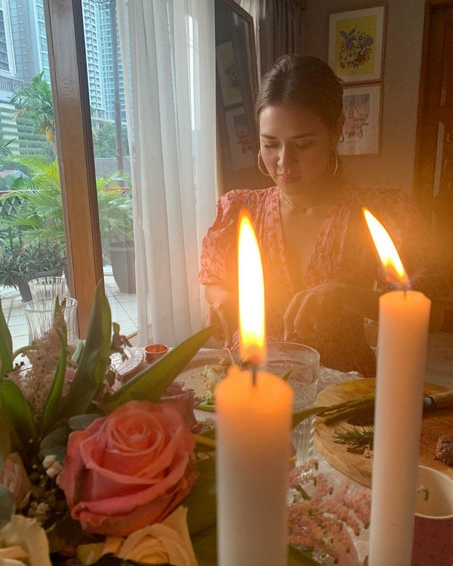 Walaupun aku bukan “birthday person”, gatau kenapa taun ini pengen bgt bikin acaraa gitu. Ternyataaa dikasih kejutan sama @hamishdw dgn bikin decor cantik dirumah dan dimasakin sama dia, tulis Raisa di Instagram. (Foto: Instagram/@hamishdw)