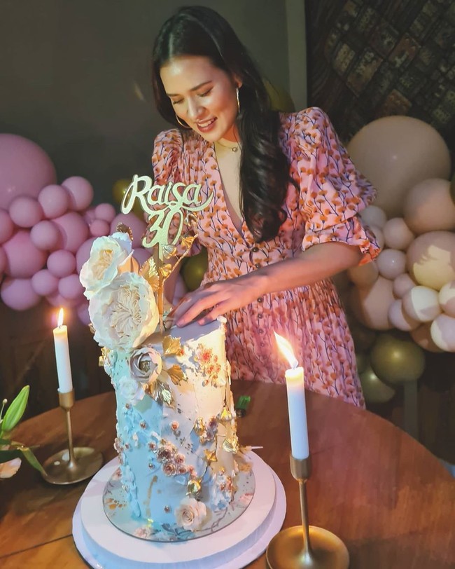 Tidak ketinggalan, balon-balon pink, emas dan coklat ikut menyemarakkan perayaan ulang tahun Raisa. Happy birthday Yaya! (Foto: Instagram/@hamishdw)