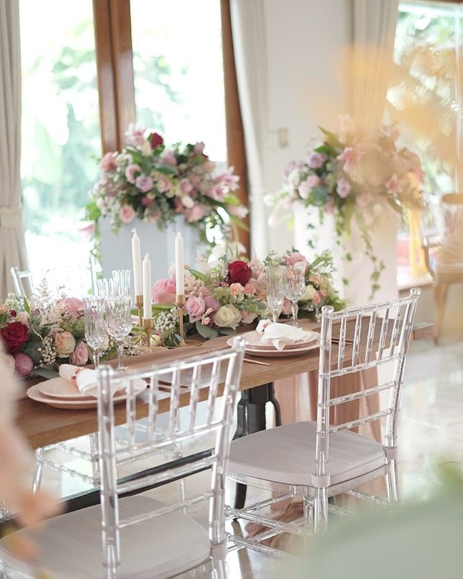 Kesan romantis hadir lewat tarangan bunga mawar menghiasi table setting di meja makan. Ditambah lagi gelas minum bergaya klasik yang menciptakan nuansa elegan. (Foto: Instagram/@hamishdw)
