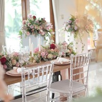Kesan romantis hadir lewat tarangan bunga mawar menghiasi table setting di meja makan. Ditambah lagi gelas minum bergaya klasik yang menciptakan nuansa elegan. (Foto: Instagram/@hamishdw)