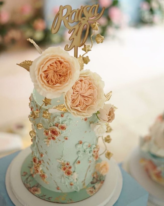 Kue lainnya lebih kecil tapi tetap terlihat menarik dalam baluran warna powder blue yang manis dengan aksen emas. Nuansa floral masih menjadi tema utama. (Foto: Instagram/@hamishdw)