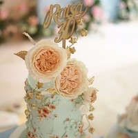 Kue lainnya lebih kecil tapi tetap terlihat menarik dalam baluran warna powder blue yang manis dengan aksen emas. Nuansa floral masih menjadi tema utama. (Foto: Instagram/@hamishdw)