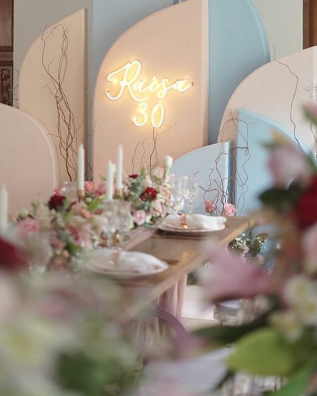 Di Instagram, Hamish Daud mengunggah beberapa foto yang memperlihatkan dekorasi yang disiapkan secara untuk merayakan hari jadi istri tercinta. (Foto: Instagram/@hamishdw)