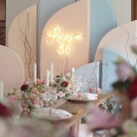 Di Instagram, Hamish Daud mengunggah beberapa foto yang memperlihatkan dekorasi yang disiapkan secara untuk merayakan hari jadi istri tercinta. (Foto: Instagram/@hamishdw)